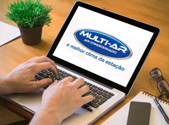 Pessoa pesquisando o ecommerce Multi-ar